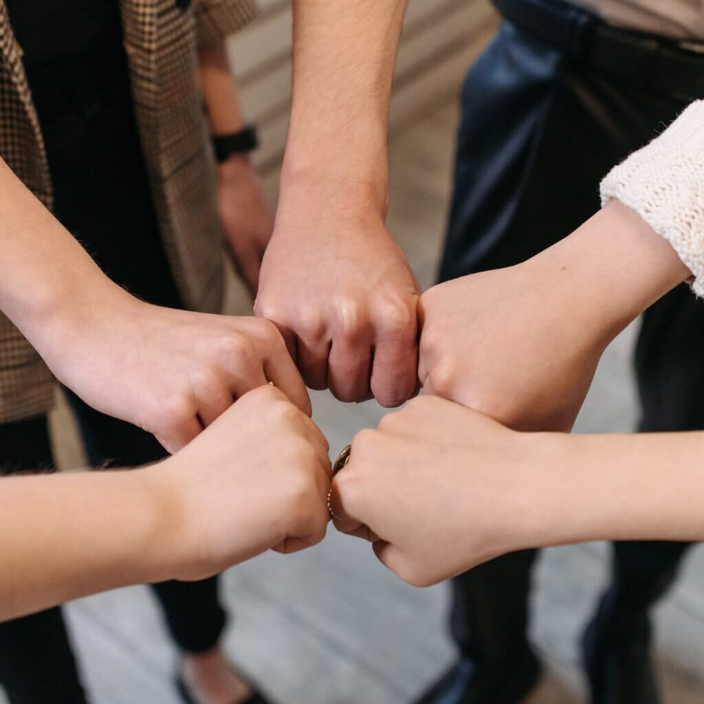 Wie behoort tot de MR?
